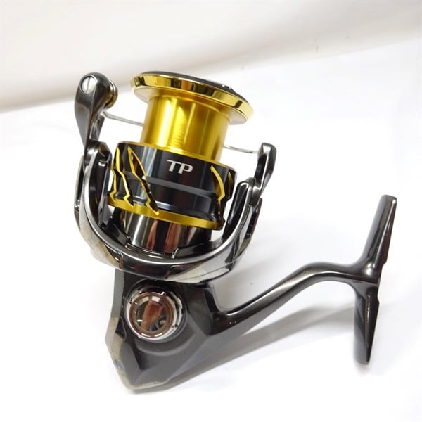 美品 SHIMANO 20TWIN POWER C3000 スピニングリール シマノ（SHIMANO） 20 ツインパワー C3000 / スピニングリール