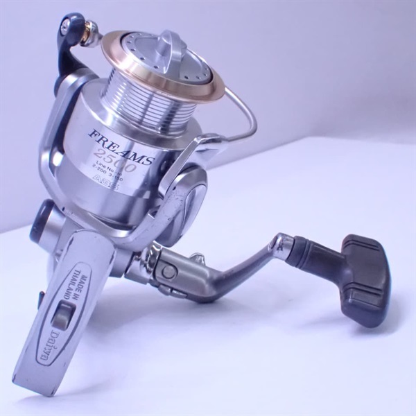 激レア 海外DAIWA フリームス 2500 どんな釣りでも使える王道リールは“2500番”！『フリームス