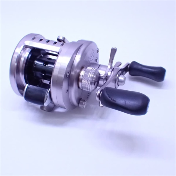 SHIMANO - 09シマノ カルカッタコンクエスト200DC シマノ カルカッタ コンクエスト DC 200HG 右 (リール) 価格比較