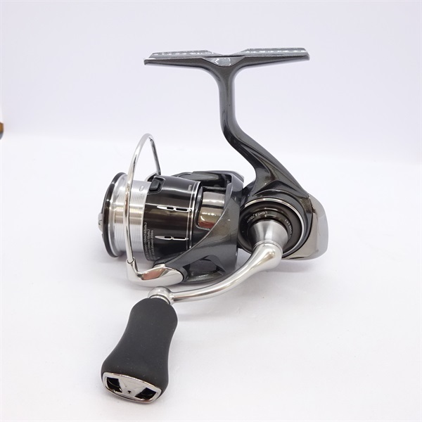 美品　24 LUVIAS LT2000S-P スピニングリール　使用2回です。 ダイワ スピニングリール 24ルビアス SF2000SS-P【即日発送】(SF2000SS