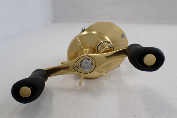 18カルカッタコンクエスト401 シマノ(SHIMANO) 18カルカッタコンクエスト 401(左) ○廃番