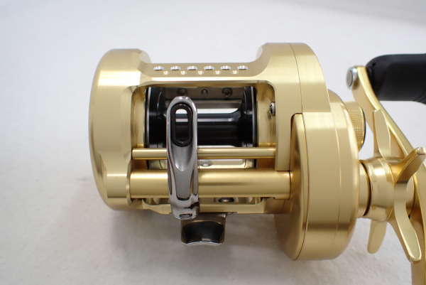 18カルカッタコンクエスト401 シマノ(SHIMANO) 18カルカッタコンクエスト 401(左) ○廃番