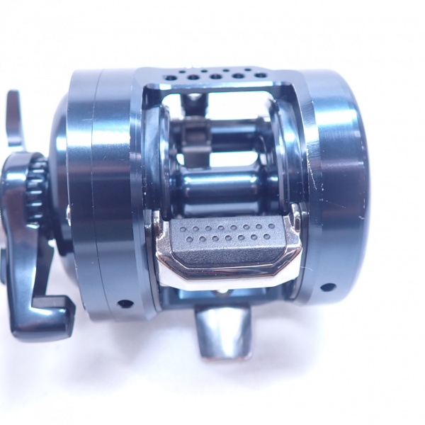 オシアコンクエストリミテッド 301HG シマノ 20 オシアコンクエスト リミテッド 301HG（左） / ベイトリール